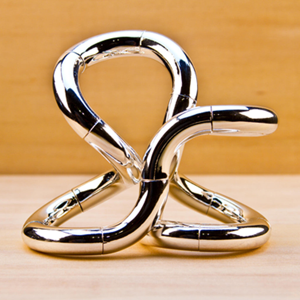 Tangle Original Chrome – rörlig skrivbordsskulptur i krom